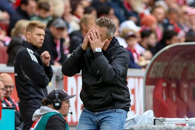Cologne, Germany, 18 10 25 Coach Lukas Kwasniok is disappointed during the 1 Bundesliga match between 1 FC Köln vs FC Augsburg at RheinEnergieStadion Cologne RheinEnergieStadion North Rhine Westphalia Germany Copyright: xBrauer-Fotoagenturx xAdrianxSchlx