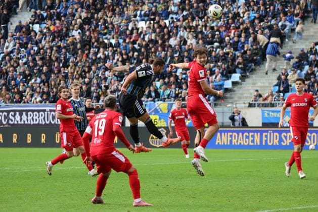 18 10 2025, Football, Men, 3 League, Season 2025 2026, 1 FC Saarbrücken SC Verl, Dominic Baumann 1 FC Saarbruecken , Niko Kijewski SC Verl , Fynn Otto SC Verl Saarbrücken Ludwigsparkstadion Saarland Germany EN Copyright: xSebastianxBachx