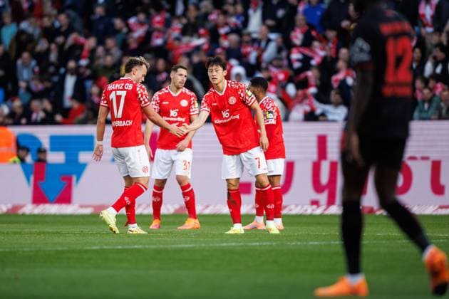 Jae Sung Lee FSV Mainz 05 celebrates the goal for 1 2 with Benedict Hollerbach FSV Mainz 05 , FSV Mainz 05 vs Bayer 04 Leverkusen, Football, 1 Bundesliga, Matchday 7, Season 2025 2026, 18 10 2025 DFB regulations prohibit any use of photographs as image sequences and or quasi video FSV Mainz 05 vs Bayer 04 Leverkusen, Football, 1 Bundesliga, Matchday 7, Season 2025 2026, 18 10 2025 Copyright: xEibner-Pressefoto AlexanderxNeisx EP_ANS