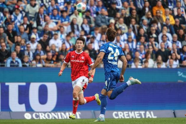 Ji Soo Kim 1 FC Kaiserslautern, 05 in duel with Fabian Schleusener Karlsruher SC, 24 , Karlsruher SC vs 1 FC Kaiserslautern, 2 Bundesliga, Matchday 9, 2025 2026, 18 10 2025, DFL REGULATES PROHIBIT ANY USE OF PHOTOGRAPHS AS IMAGE SEQUENCES AND OR QUASI VIDEO, Karlsruher SC vs 1 FC Kaiserslautern, 2 Bundesliga, Matchday 9, 2025 2026, 18 10 2025 Karlsruhe Copyright: xEibner-Pressefoto JanxPrihodax EP_JPA