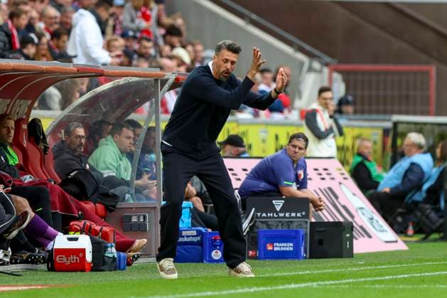 Cologne, Germany, 18 10 25 Coach Sandro Wagner gestures, gestures during the 1 Bundesliga match between 1 FC Köln vs FC Augsburg at RheinEnergieStadion Cologne RheinEnergieStadion North Rhine Westphalia Germany Copyright: xBrauer-Fotoagenturx xAdrianxSchlx