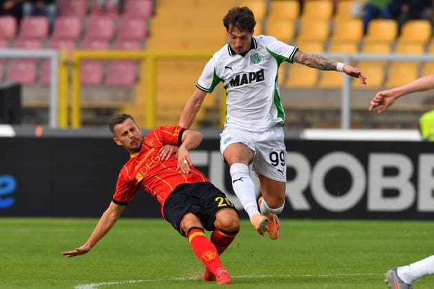 Lecce s Defensive midfielder Ylber Ramadani (20 US Lecce) andSassuolo s Striker Andrea Pinamonti (99 US Sassuolo Calcio) in action during the Serie A Enilive soccer matchday 7 between US Lecce and US Sassuolo at the Via del Mare Stadium in Lecce, Italy, Saturday, October 18, 2025. (Credit Image: Giovanni Evangelista LaPresse)  Copyright: xGiovannixEvangelista LaPressex