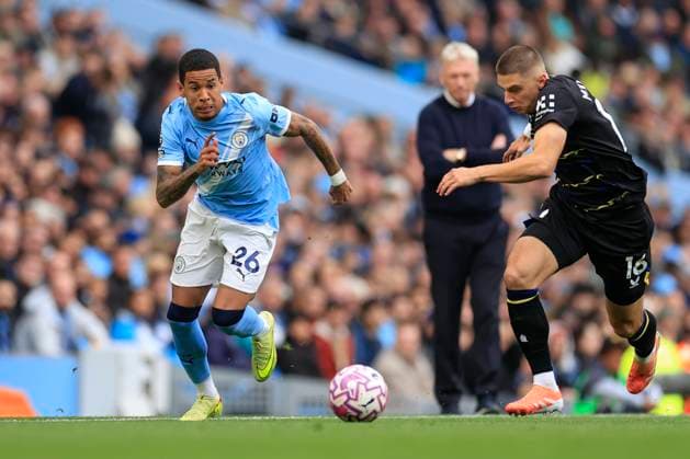 Manchester City v Everton Premier League 18 10 2025. Savinho (26) of Manchester City is chased by Vitaliy Mykolenko (16) of Everton during the Premier League match between Manchester City and Everton at the Etihad Stadium, Manchester, England on 18 October 2025. Manchester Etihad Stadium Manchester England Editorial use only DataCo restrictions apply See www.football-dataco.com , Copyright: xConorxMolloyx PSI-23048-0029