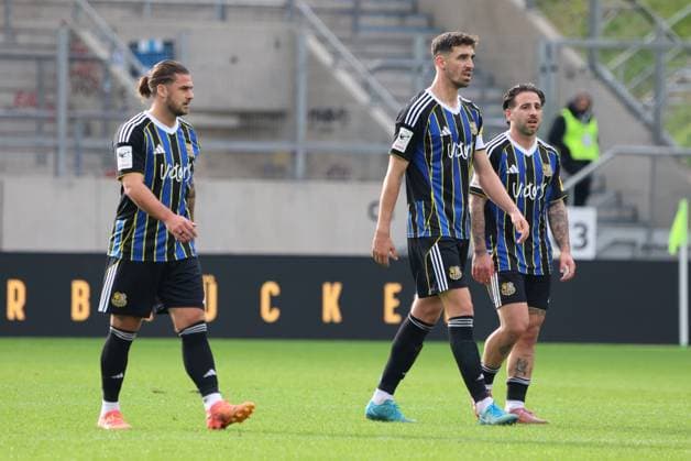 18 10 2025, Football, Men, 3 League, Season 2025 2026, 1 FC Saarbruecken SC Verl, Dominic Baumann 1 FC Saarbruecken disappointed, Sven Sonnenberg 1 FC Saarbruecken disappointed, Calogero Rizzuto 1 FC Saarbruecken disappointed Saarbruecken Ludwigsparkstadion Saarland Germany EN Copyright: xSebastianxBachx