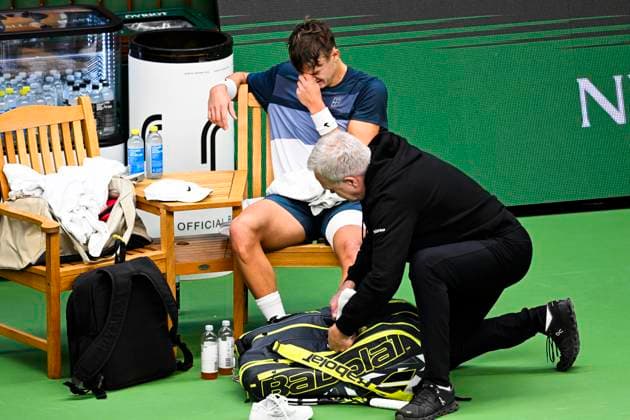 STOCKHOLM, SWEDEN 20251018 Denmark s Holger Rune injures his foot during his semifinal match with France s Ugo Humbert and leaves on a walkover during the BNP Paribas Nordic Open tennis tournament at the Royal Swedish Tennis Hall STOCKHOLM SWEDEN x10040x  Copyright: xAndersxWiklund TTx TENNIS NORDIC OPEN