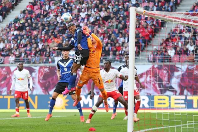RB Leipzig vs Hamburger SV, 18 10 2025 LEIPZIG, GERMANY OCTOBER 18 Ransford Königsdörffer Koenigsdoerffer Konigsdorfer 11, Hamburger SV vs Goalkeeper Goalkeeper Peter Gulacsi 1, RB Leipzig during the Bundesliga match between RB Leipzig vs Hamburger SV at Red Bull Arena on matchday 7 of the 1 Bundesliga on October 18, 2025 in Leipzig, Germany DFL REGULATIONS PROHIBIT ANY USE OF PHOTOGRAPHS AS IMAGE SEQUENCES AND OR QUASI VIDEO Copyright: xBEAUTIFULxSPORTS JanxKaeferx