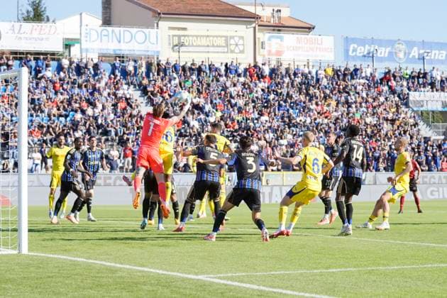 Pisa s ball Kepper Adrian Semper in action ....During the Serie A soccer match between Pisa and Verona at the Cetilar Arena Romeo Anconetani Stadium in Pisa; Center West Italy; saturday October 18; 2025 ; Soccer  Copyright: x AlessandroxLaxRoccax