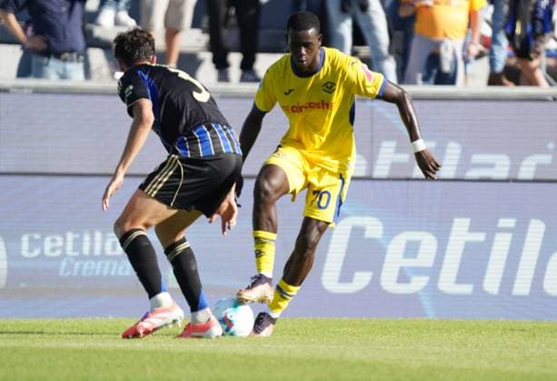 Verona s Fallou Cham in action ....During the Serie A soccer match between Pisa and Verona at the Cetilar Arena Romeo Anconetani Stadium in Pisa; Center West Italy; saturday October 18; 2025 ; Soccer  Copyright: x AlessandroxLaxRoccax