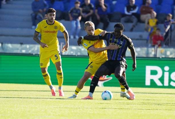 Pisa s M balÃ Nzola in action ....During the Serie A soccer match between Pisa and Verona at the Cetilar Arena Romeo Anconetani Stadium in Pisa; Center West Italy; saturday October 18; 2025 ; Soccer  Copyright: x AlessandroxLaxRoccax