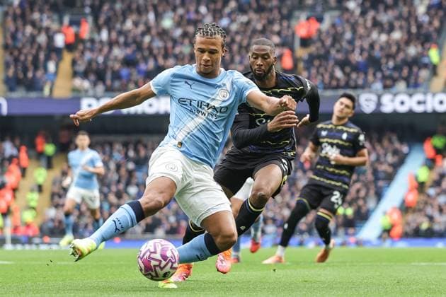 Premier League Manchester City v Everton Nathan Ake of Manchester City clears the ball during the Premier League match Manchester City vs Everton at Etihad Stadium, Manchester, United Kingdom, 18th October 2025 (Photo by Mark Cosgrove News Images) Manchester Etihad Stadium Manchester United, ManU Kingdom Copyright: xMarkxCosgrove NewsxImagesx