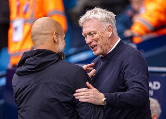 Football - FA Premier League - Manchester City FC v Everton FC MANCHESTER, ENGLAND - Saturday, October 18, 2025: Everton s manager David Moyes (R) greets Manchester City s head coach Josep Pep Guardiola before the FA Premier League match between Manchester City FC and Everton FC at the City of Manchester Stadium. (Photo by David Rawcliffe Propaganda) MANCHESTER City of Manchester Stadium GREATER MANCHESTER ENGLAND  Copyright: xDavidxRawcliffex P2025-10-18-Man_City_Everton-10