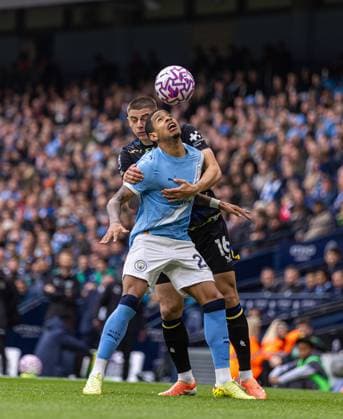 Football - FA Premier League - Manchester City FC v Everton FC MANCHESTER, ENGLAND - Saturday, October 18, 2025: Manchester City s Savio Moreira de Oliveira Savinho is challenged by Everton s Vitaliy Mykolenko during the FA Premier League match between Manchester City FC and Everton FC at the City of Manchester Stadium. (Photo by David Rawcliffe Propaganda) MANCHESTER City of Manchester Stadium GREATER MANCHESTER ENGLAND  Copyright: xDavidxRawcliffex P2025-10-18-Man_City_Everton-6