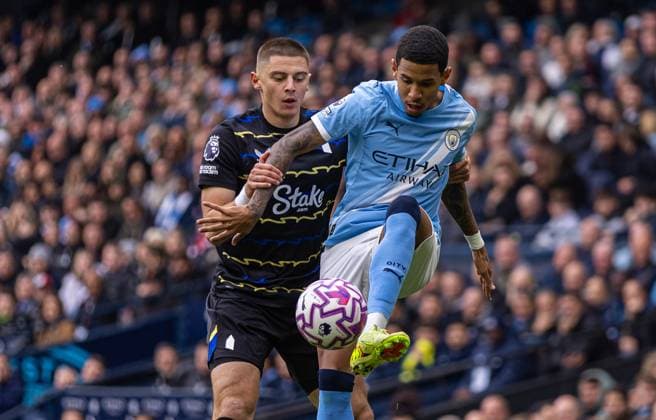 Football - FA Premier League - Manchester City FC v Everton FC MANCHESTER, ENGLAND - Saturday, October 18, 2025: Manchester City s Savio Moreira de Oliveira Savinho is challenged by Everton s Vitaliy Mykolenko during the FA Premier League match between Manchester City FC and Everton FC at the City of Manchester Stadium. (Photo by David Rawcliffe Propaganda) MANCHESTER City of Manchester Stadium GREATER MANCHESTER ENGLAND  Copyright: xDavidxRawcliffex P2025-10-18-Man_City_Everton-7