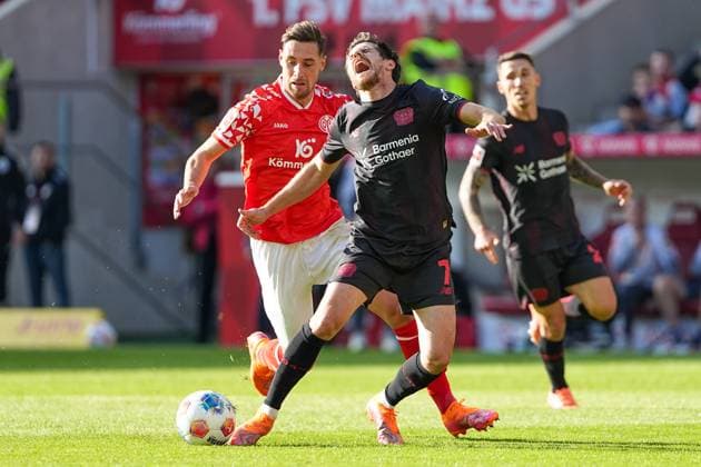 Soccer Bundesliga, Matchday 7, 1 FSV Mainz 05 Bayer 04 Leverkusen on 18 10 2025 in Mainz MEWA ARENA , Germany, Season 2025 2026 DFL REGULATIONS PROHIBIT ANY USE OF PHOTOGRAPHS AS IMAGE SEQUENCES AND OR QUASI VIDEO Foul on Jonas Hofmann 7, LEV by Dominik Kohr 31, FSV Mainz MEWA ARENA Germany Copyright: xChristophxKinzingerx