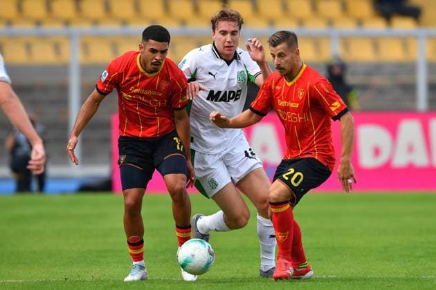 Lecce s Defensive midfielder Ylber Ramadani (20 US Lecce) Lecce s right back Danilo Veiga (17 US Lecce) and Sassuolo s Attacking Midfielder Kristian Thorstvedt (42 US Sassuolo Calcio) in action during the Serie A Enilive soccer matchday 7 between US Lecce and US Sassuolo at the Via del Mare Stadium in Lecce, Italy, Saturday, October 18, 2025. (Credit Image: Giovanni Evangelista LaPresse)  Copyright: xGiovannixEvangelista LaPressex