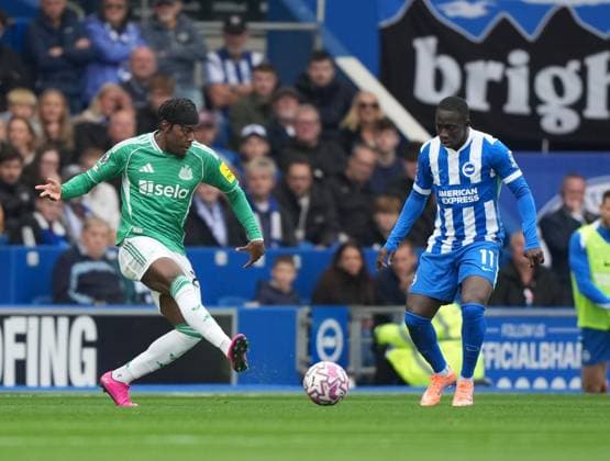 Anthony Elanga of Newcastle United gets past Yankuba Minteh of Brighton & Hove Albion. Brighton and Hove Albion v Newcastle United, Premier League, Football, American Express Community Stadium, Brighton, UK - 18 Oct 2025Brighton American Express Community Stadi United Kingdom EDITORIAL USE ONLY No use with unauthorised audio, video, data, fixture lists, club league logos or live services. Online in-match use limited to 120 images, no video emulation. No use in betting, games or single club league player publications.  Copyright: xSeanxRyan Shutterstockx 15544971p