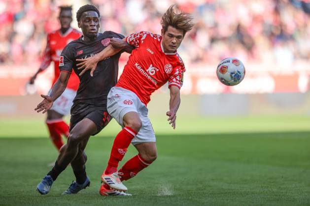 DEU, Mainz, FSV Mainz 05 vs Bayer Leverkusen, Bundesliga, DFB, MEWA Arena, Matchday 7, pictured f l n r Ernest Poku Bayer Leverkusen 19 , KaishÅ Sano Mainz 05 6 DFB DFL REGULATIONS PROHIBIT ANY USE OF PHOTOGRAPHS AS IMAGE SEQUENCES AND OR QUASI VIDEO, 18 10 2025 Copyright: HMBxMedia HendrikxHamelau