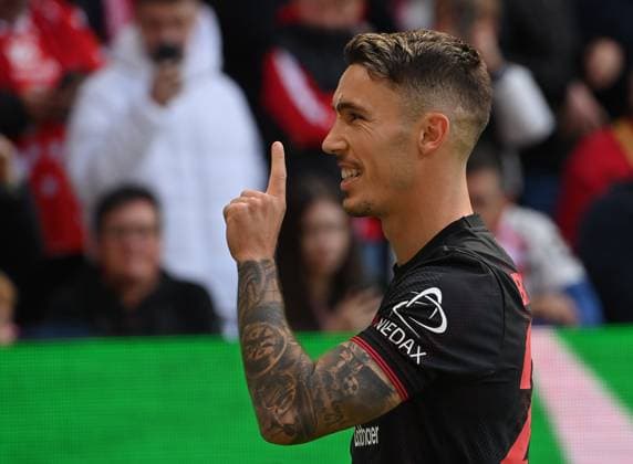18 10 2025, xjrdrx, Fussball 1 Bundesliga, FSV Mainz 05 Bayer 04 Leverkusen v l Alejandro Grimaldo Bayer Leverkusen celebrate the goal, Der Torjubel zum 0 1 DFL DFB REGULATIONS PROHIBIT ANY USE OF PHOTOGRAPHS as IMAGE SEQUENCES and or QUASI VIDEO Mainz