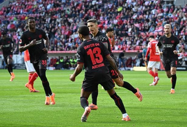 18 10 2025, xjrdrx, Fussball 1 Bundesliga, FSV Mainz 05 Bayer 04 Leverkusen v l Arthur Bayer Leverkusen , Alejandro Grimaldo Bayer Leverkusen celebrate the goal, Der Torjubel zum 0 1 DFL DFB REGULATIONS PROHIBIT ANY USE OF PHOTOGRAPHS as IMAGE SEQUENCES and or QUASI VIDEO Mainz
