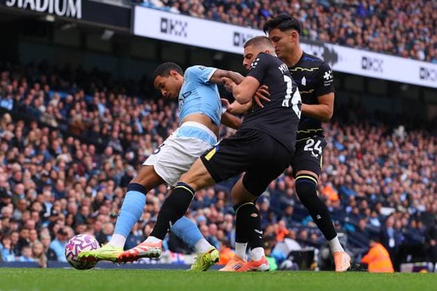 Manchester City v Everton, Premier League Savinho of Manchester City is challenged by Vitaliy Mykolenko of Everton prior to the Manchester City v Everton Premier League match at the Etihad Stadium, Manchester, England on 18 October 2025 Credit: Ryan Crockett Every Second Media Editorial use only. All images are copyright Every Second Media Limited. No images may be reproduced without prior permission. All rights reserved. Premier League and Football League images are subject to licensing agreements with Football DataCo Limited. see https: www.football-dataco.com Copyright: xIMAGO EveryxSecondxMediax ESM-1625-0028 RyanxCrockettx xEveryxSecondxMediax