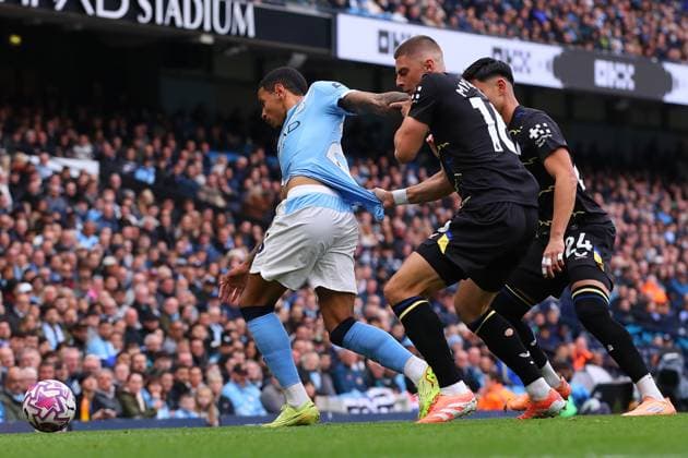 Manchester City v Everton, Premier League Savinho of Manchester City is challenged by Vitaliy Mykolenko of Everton prior to the Manchester City v Everton Premier League match at the Etihad Stadium, Manchester, England on 18 October 2025 Credit: Ryan Crockett Every Second Media Editorial use only. All images are copyright Every Second Media Limited. No images may be reproduced without prior permission. All rights reserved. Premier League and Football League images are subject to licensing agreements with Football DataCo Limited. see https: www.football-dataco.com Copyright: xIMAGO EveryxSecondxMediax ESM-1625-0029 RyanxCrockettx xEveryxSecondxMediax