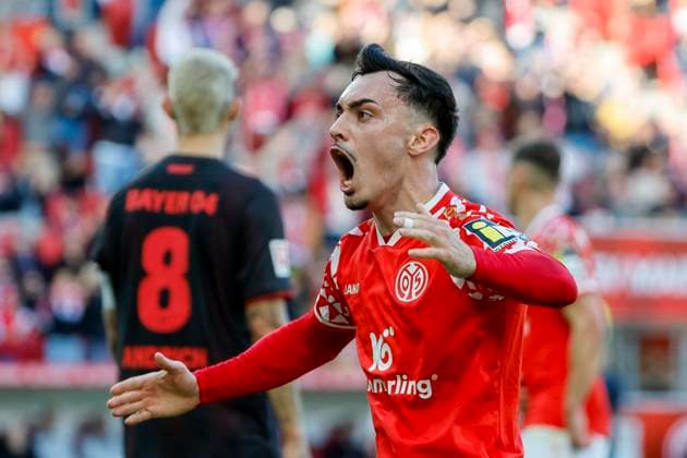 Cheering for Paul Nebel 1 FSV Mainz, 08 at 1 2 , Germany, Football, 1 Bundesliga, 7 Matchday, 2025 2026, 1 FSV Mainz vs Bayer 04 Leverkusen, 18 10 2025, Mewa Arena, Mainz, Germany Mainz Mewa Arena Rheinland Pfalz Germany Copyright: xGrantxHubbsx