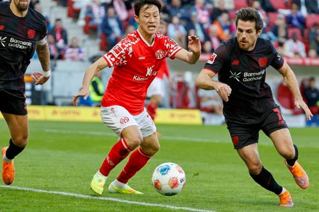 Jae sung Lee 1 FSV Mainz, 07 and Jonas Hofmann Bayer 04 Leverkusen, 07 in duel , Germany, Soccer, 1 Bundesliga, 7 Matchday, 2025 2026, 1 FSV Mainz vs Bayer 04 Leverkusen, 18 10 2025, Mewa Arena, Mainz, Germany Mainz Mewa Arena Rheinland Pfalz Germany Copyright: xGrantxHubbsx
