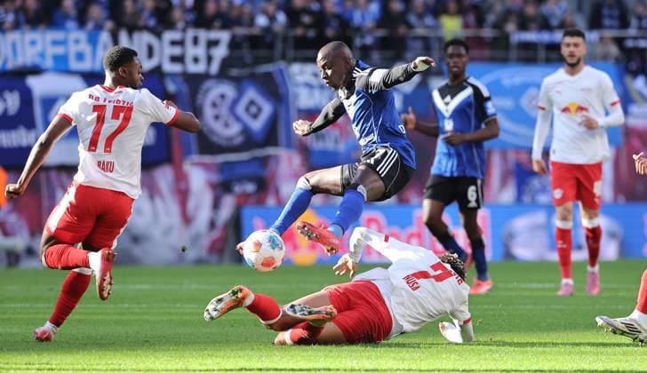 Ridle Baku, Jean Luc Dompe on the ball, Antonio Nusa duel Match scene Action Sport Soccer Football DFL Bundesliga Men 7 Matchday Season 2025 2026 18 10 2025 Rasen Ballsport RB Leipzig RBL vs Hamburger SV HSV at RedBull Arena DFL regulations prohibit any use of photographs as image sequences and or quasi video