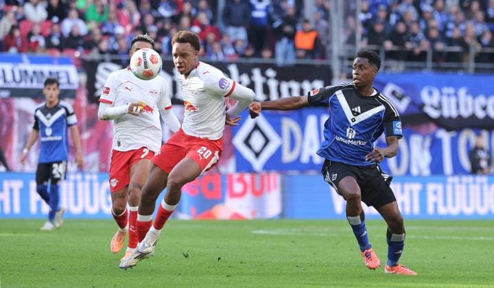 Assan Ouedraogo on the ball, Albert Sambi Lokonga duel Match scene Action Sport Soccer Football DFL Bundesliga Men 7 Matchday Season 2025 2026 18 10 2025 Rasen Ballsport RB Leipzig RBL vs Hamburger SV HSV at RedBull Arena DFL regulations prohibit any use of photographs as image sequences and or quasi video