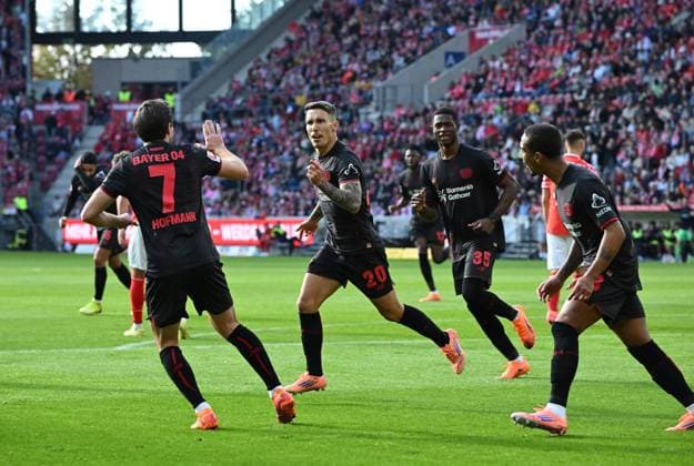 18 10 2025, xjrdrx, Fussball 1 Bundesliga, FSV Mainz 05 Bayer 04 Leverkusen v l Alejandro Grimaldo Bayer Leverkusen celebrate the goal, Der Torjubel zum 0 1 DFL DFB REGULATIONS PROHIBIT ANY USE OF PHOTOGRAPHS as IMAGE SEQUENCES and or QUASI VIDEO Mainz