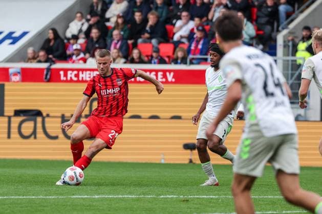 Adrian Beck 21 1FC Heidenheim 1846 in action, 1 FC Heidenheim 1846 vs SV Werder Bremen, DFL, Bundesliga, Saison 2025 2026, Voith Arena, Hinrunde, 7 Spieltag, 18 10 2025 DFB regulations prohibit any use of photographs as image sequences and or quasi video Heidenheim Baden Wuerttemberg Germany Copyright: xkolbert-press MartinxAgüerax