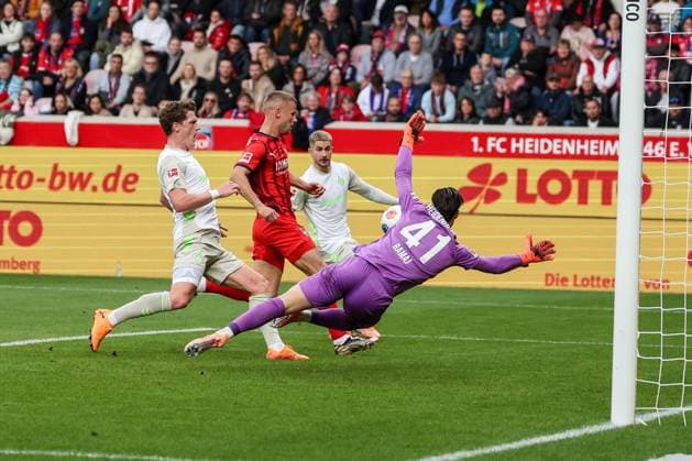 Jens Stage 6 SV Werder Bremen with a great chance, against Diant Ramaj 41 1FC Heidenheim 1846 , with Adrian Beck 21 1FC Heidenheim 1846 and Romano Schmid 20 SV Werder Bremen , 1 FC Heidenheim 1846 vs SV Werder Bremen, DFL, Bundesliga, Saison 2025 2026, Voith Arena, Hinrunde, 7 Spieltag, 18 10 2025 DFB regulations prohibit any use of photographs as image sequences and or quasi video Heidenheim Baden Wuerttemberg Germany Copyright: xkolbert-press MartinxAgüerax