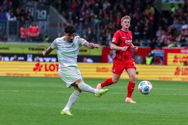 Goal kick by Cameron Puertas 18 SV Werder Bremen , behind Mikkel Kaufmann 29 1FC Heidenheim 1846 , 1 FC Heidenheim 1846 vs SV Werder Bremen, DFL, Bundesliga, Saison 2025 2026, Voith Arena, Hinrunde, 7 Spieltag, 18 10 2025 DFB regulations prohibit any use of photographs as image sequences and or quasi video Heidenheim Baden Wuerttemberg Germany Copyright: xkolbert-press MartinxAgüerax