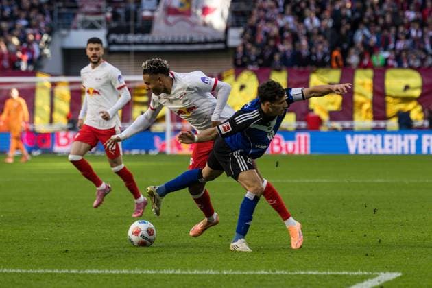 GER, Bundesliga, RB Leipzig Hamburger SV 18 10 2025, Red Bull Arena, Leipzig, GER, Bundesliga, RB Leipzig Hamburger SV Antonio Nusa RB Leipzig 7 , Stephan Ambrosius Hamburger SV 24 Â nordphotoxGmbHxx xAlexanderxTrienitz nph00051