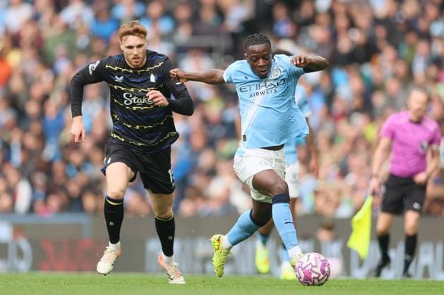 Jake O Brien of Everton and Jeremy Doku of Manchester City Manchester City v Everton, Premier League, Football, Etihad Stadium, Manchester, UK - 18 Oct 2025Manchester Etihad Stadium United Kingdom EDITORIAL USE ONLY No use with unauthorised audio, video, data, fixture lists, club league logos or live services. Online in-match use limited to 120 images, no video emulation. No use in betting, games or single club league player publications.  Copyright: xPaulxCurrie Shutterstockx 15544977ab