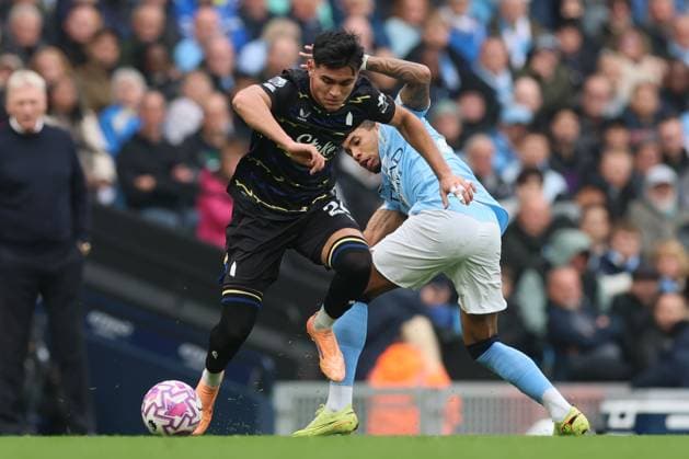 Savio of Manchester City and Carlos Alcaraz of Everton Manchester City v Everton, Premier League, Football, Etihad Stadium, Manchester, UK - 18 Oct 2025Manchester Etihad Stadium United Kingdom EDITORIAL USE ONLY No use with unauthorised audio, video, data, fixture lists, club league logos or live services. Online in-match use limited to 120 images, no video emulation. No use in betting, games or single club league player publications.  Copyright: xPaulxCurrie Shutterstockx 15544977ae