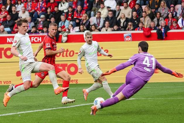 Jens Stage 6 SV Werder Bremen with a great chance, against Diant Ramaj 41 1FC Heidenheim 1846 , with Adrian Beck 21 1FC Heidenheim 1846 and Romano Schmid 20 SV Werder Bremen , 1 FC Heidenheim 1846 vs SV Werder Bremen, DFL, Bundesliga, Saison 2025 2026, Voith Arena, Hinrunde, 7 Spieltag, 18 10 2025 DFB regulations prohibit any use of photographs as image sequences and or quasi video Heidenheim Baden Wuerttemberg Germany Copyright: xkolbert-press MartinxAgüerax