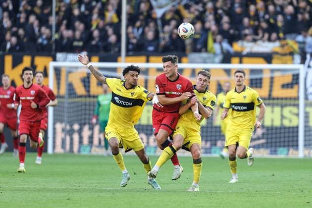 3 Liga Alemannia Aachen FC Ingolstadt 04 duel Battle for the ball Mads Borchers 9, FCI Elekwa Emmanuel 14 AA 3 Liga FC Ingolstadt 04 Season 2025 2026 Alemannia Aachen
