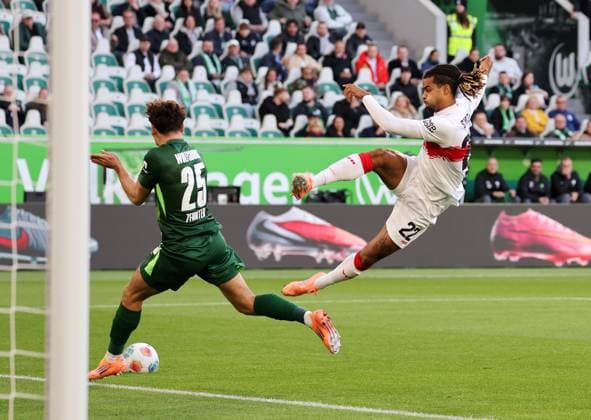 18 10 2025, Germany, Wolfsburg, Soccer Bundesliga, Season 2025 2026, VfL Wolfsburg vs VfB Stuttgart, f l Aaron Zehntner VfL , Lorenz Assignon VfB