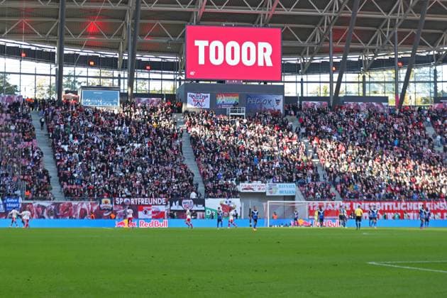 RB Leipzig vs Hamburger SV, 18 10 2025 LEIPZIG, GERMANY OCTOBER 18 TOOOOR on the display during the Bundesliga match between RB Leipzig vs Hamburger SV at Red Bull Arena on matchday 7 of the 1 Bundesliga on October 18, 2025 in Leipzig, Germany DFL REGULATIONS PROHIBIT ANY USE OF PHOTOGRAPHS AS IMAGE SEQUENCES AND OR QUASI VIDEO Copyright: xBEAUTIFULxSPORTS JanxKaeferx
