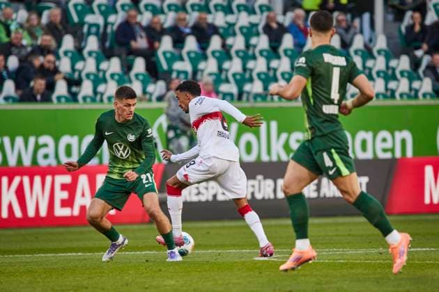 Tiago Tomas VfB Stuttgart 8 Joakim Maehle VfL Wolfsburg 21 VfL Wolfsburg vs VfB Stuttgart, Soccer Bundesliga, BL, Buli, Season 2025 2026 18 10 2025 Press photo Jan Frederic Helbig VfL Wolfsburg vs VfB Stuttgart, Soccer Bundesliga, BL, Buli, Volkswagen Arena, 1 Bundesliga, Season 2025 2026, 18 10 2025 Wolfsburg Copyright: xEibner-Pressefoto Jan-FredericxHelbigx EP_JHG