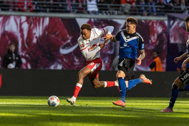 GER, Bundesliga, RB Leipzig Hamburger SV 18 10 2025, Red Bull Arena, Leipzig, GER, Bundesliga, RB Leipzig Hamburger SV Assan Ouedraogo RB Leipzig 20 , Levin Öztunali Hamburger SV 21 Â nordphotoxGmbHxx xAlexanderxTrienitz nph00051