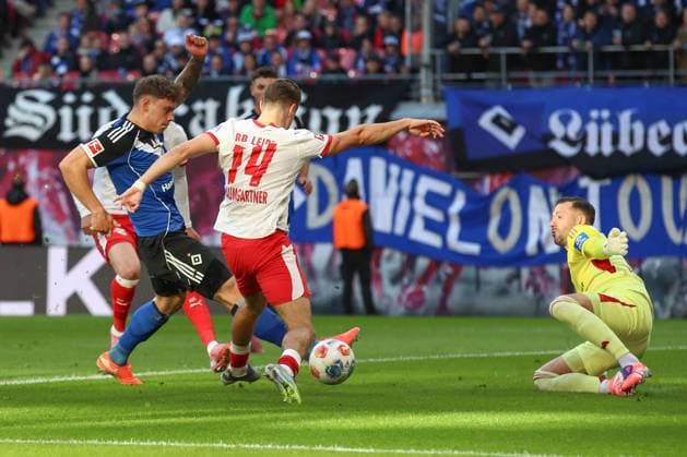 18 10 2025, xtgx, Soccer 1 Bundesliga, RB Leipzig Hamburger SV emspor, v l Nicolai Remberg HSV, 21 clears in front of Christoph Baumgartner Leipzig, 14 duel, fight, tackle DFL DFB REGULATIONS PROHIBIT ANY USE OF PHOTOGRAPHS as IMAGE SEQUENCES and or QUASI VIDEO Leipzig