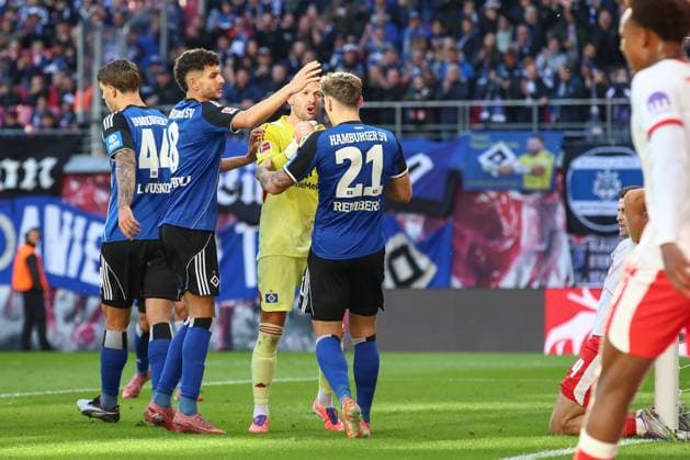 18 10 2025, xtgx, Soccer 1 Bundesliga, RB Leipzig Hamburger SV emspor, v l Nicolai Remberg HSV, 21 clears in front of Christoph Baumgartner Leipzig, 14 duel, fight, tackle DFL DFB REGULATIONS PROHIBIT ANY USE OF PHOTOGRAPHS as IMAGE SEQUENCES and or QUASI VIDEO Leipzig
