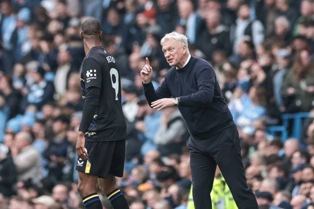 Premier League Manchester City v Everton David Moyes manager of Everton gives instruction to Beto of Everton during the Premier League match Manchester City vs Everton at Etihad Stadium, Manchester, United Kingdom, 18th October 2025 (Photo by Mark Cosgrove News Images) Manchester Etihad Stadium Manchester United, ManU Kingdom Copyright: xMarkxCosgrove NewsxImagesx