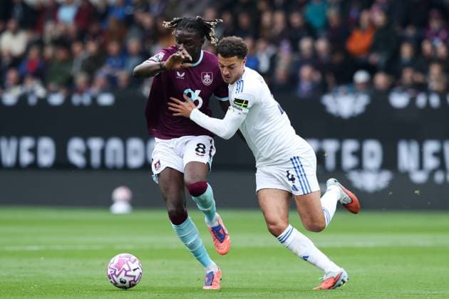 Premier League Burnley v Leeds United Lesley Ugochukwu of Burnley and Ethan Ampadu of Leeds United battle for the ball during the Premier League match Burnley vs Leeds United at Turf Moor, Burnley, United Kingdom, 18th October 2025 (Photo by Jorge Horsted News Images) Burnley Turf Moor Lancashire United Kingdom Copyright: xJorgexHorsted NewsxImagesx
