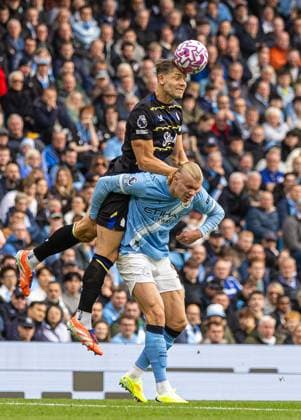 Football - FA Premier League - Manchester City FC v Everton FC MANCHESTER, ENGLAND - Saturday, October 18, 2025: Everton s James Tarkowski (L) challenges for a header with Manchester City s Erling Haaland during the FA Premier League match between Manchester City FC and Everton FC at the City of Manchester Stadium. (Photo by David Rawcliffe Propaganda) MANCHESTER City of Manchester Stadium GREATER MANCHESTER ENGLAND  Copyright: xDavidxRawcliffex P2025-10-18-Man_City_Everton-11