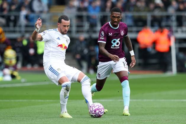 Premier League Burnley v Leeds United Jack Harrison of Leeds United passes the ball during the Premier League match Burnley vs Leeds United at Turf Moor, Burnley, United Kingdom, 18th October 2025 (Photo by Jorge Horsted News Images) Burnley Turf Moor Lancashire United Kingdom Copyright: xJorgexHorsted NewsxImagesx