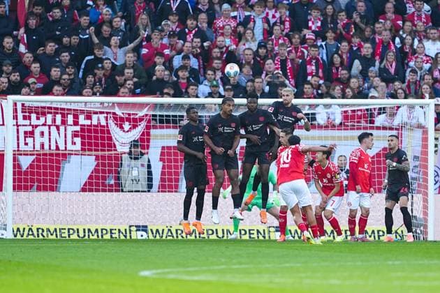 Soccer Bundesliga, Matchday 7, 1 FSV Mainz 05 Bayer 04 Leverkusen on 18 10 2025 in Mainz MEWA ARENA , Germany, Season 2025 2026 DFL REGULATIONS PROHIBIT ANY USE OF PHOTOGRAPHS AS IMAGE SEQUENCES AND OR QUASI VIDEO Nadiem Amiri 10, FSV kicks a free kick Mainz MEWA ARENA Germany Copyright: xChristophxKinzingerx