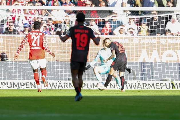 Alejandro Grimaldo Bayer 04 Leverkusen, 20 r Goal scored, scores the goal to 1 3, celebrate the goal 18 10 2025, Football, Bundesliga, 1 FSV Mainz 05 Bayer 04 Leverkusen, GER, Mainz, MEWA ARENA, DFL REGULATIONS PROHIBIT ANY USE OF PHOTOGRAPHS AS IMAGE SEQUENCES AND OR QUASI VIDEO Copyright: HMBxMedia xHeikoxBecker